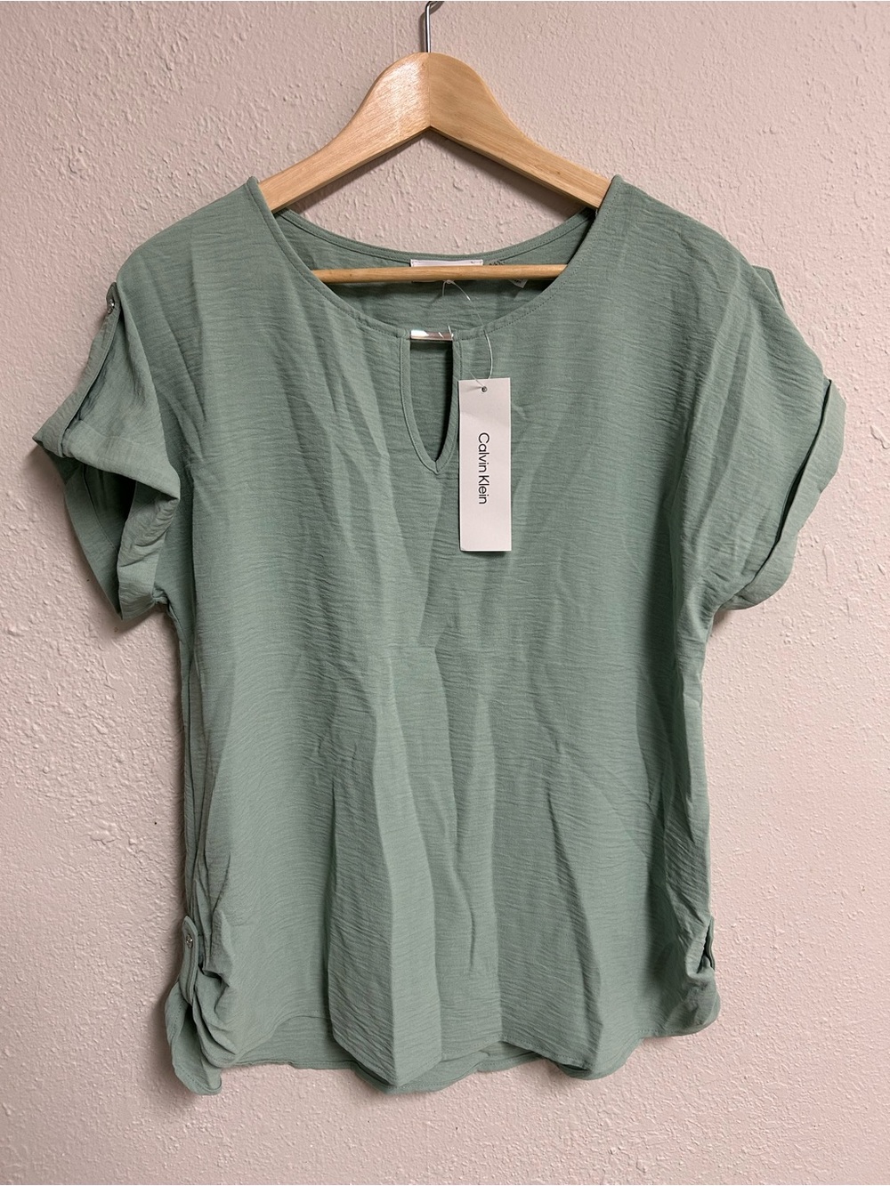Calvin Klein NWT Sage Green Metal Bar Keyhole Short Sleeve Blouse Top M